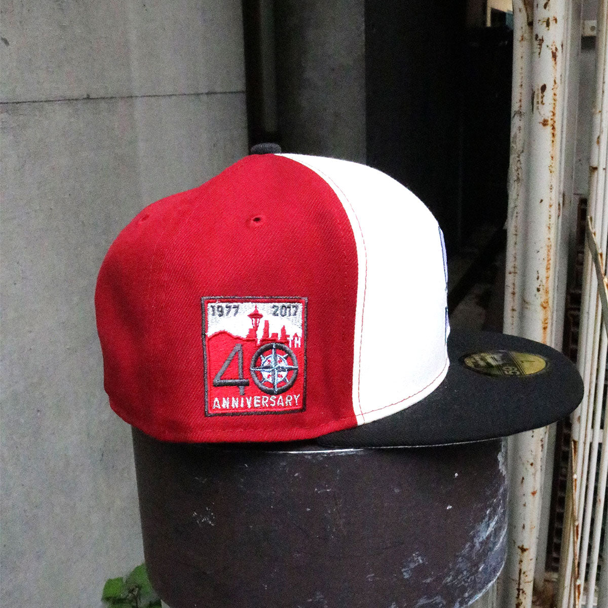 NEW ERA - SEATTLE MARINERS 40TH ANNIV 59FIFTY CHROME WHITE/BLACK/RED