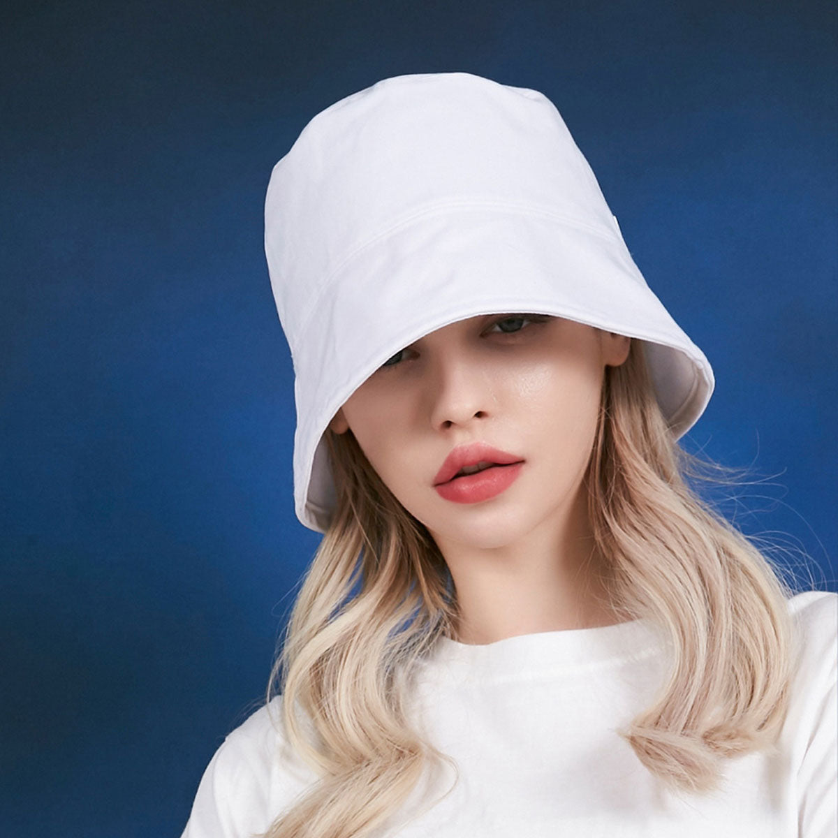 VARZAR - STUD DROP OVER FIT BUCKET HAT WHITE【VZR4-0009】
