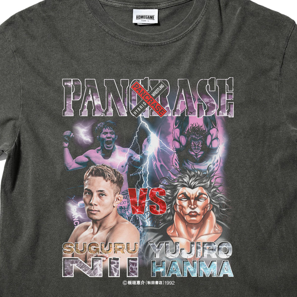 【受注予約:9月中旬頃に発送】HOMEGAME × 刃牙 × PANCRASE - 新居すぐる VS 勇次郎 S/S TEE【HG240106】