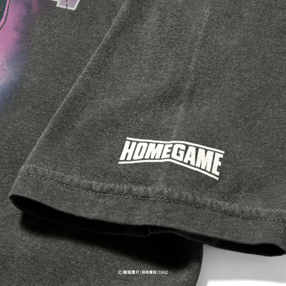 【受注予約:9月中旬頃に発送】HOMEGAME × 刃牙 × PANCRASE - 新居すぐる VS 勇次郎 S/S TEE【HG240106】