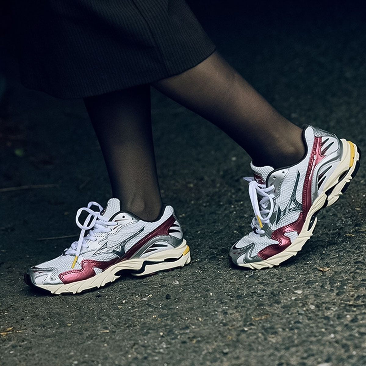 MIZUNO - UNISEX WAVE RIDER 10 WHITE/BLACK/WINE RED【D1GA243114】