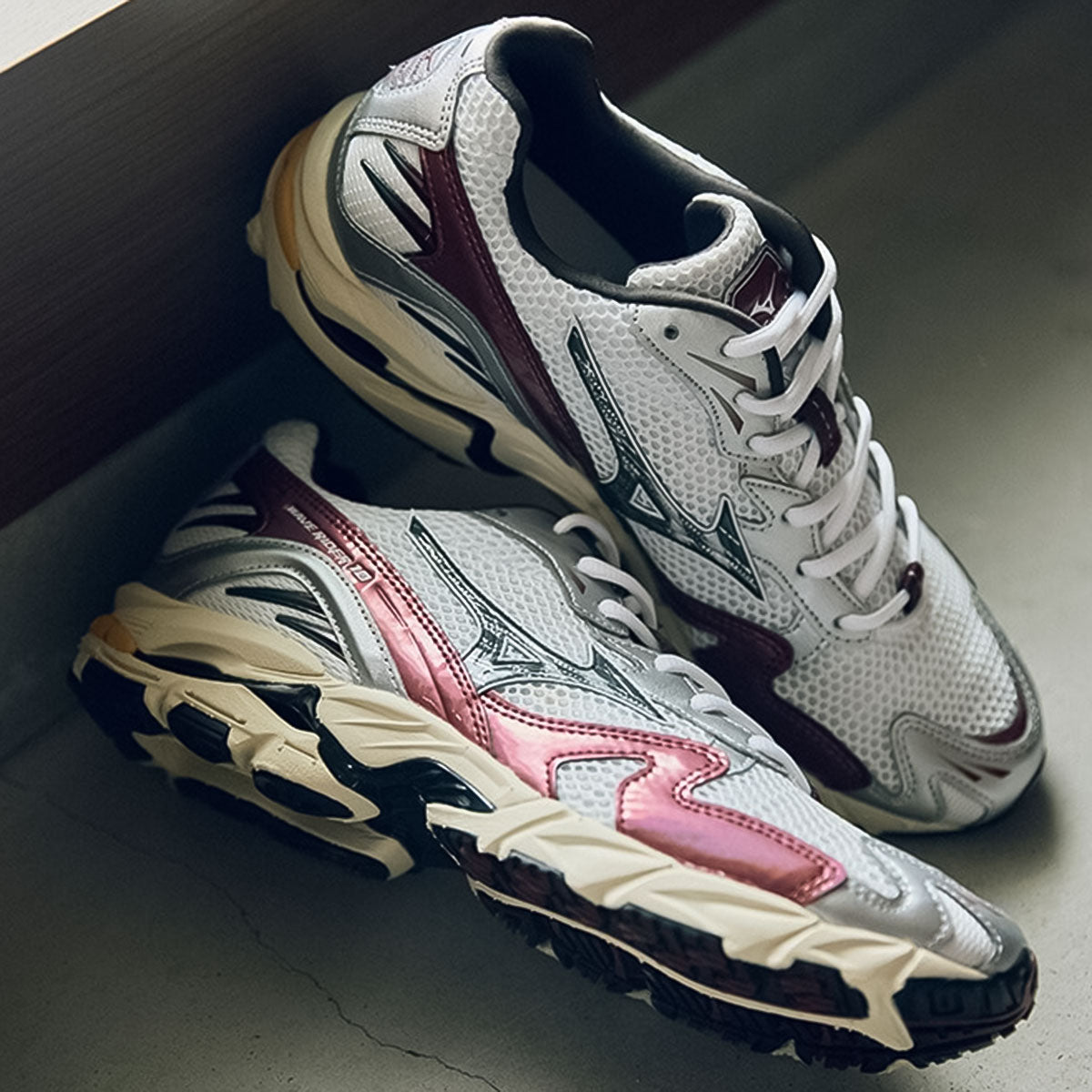 MIZUNO - UNISEX WAVE RIDER 10 WHITE/BLACK/WINE RED【D1GA243114】