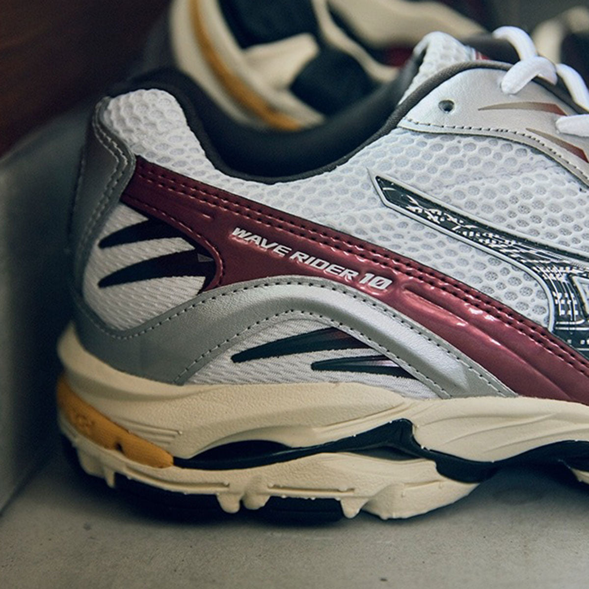 MIZUNO - UNISEX WAVE RIDER 10 WHITE/BLACK/WINE RED【D1GA243114】