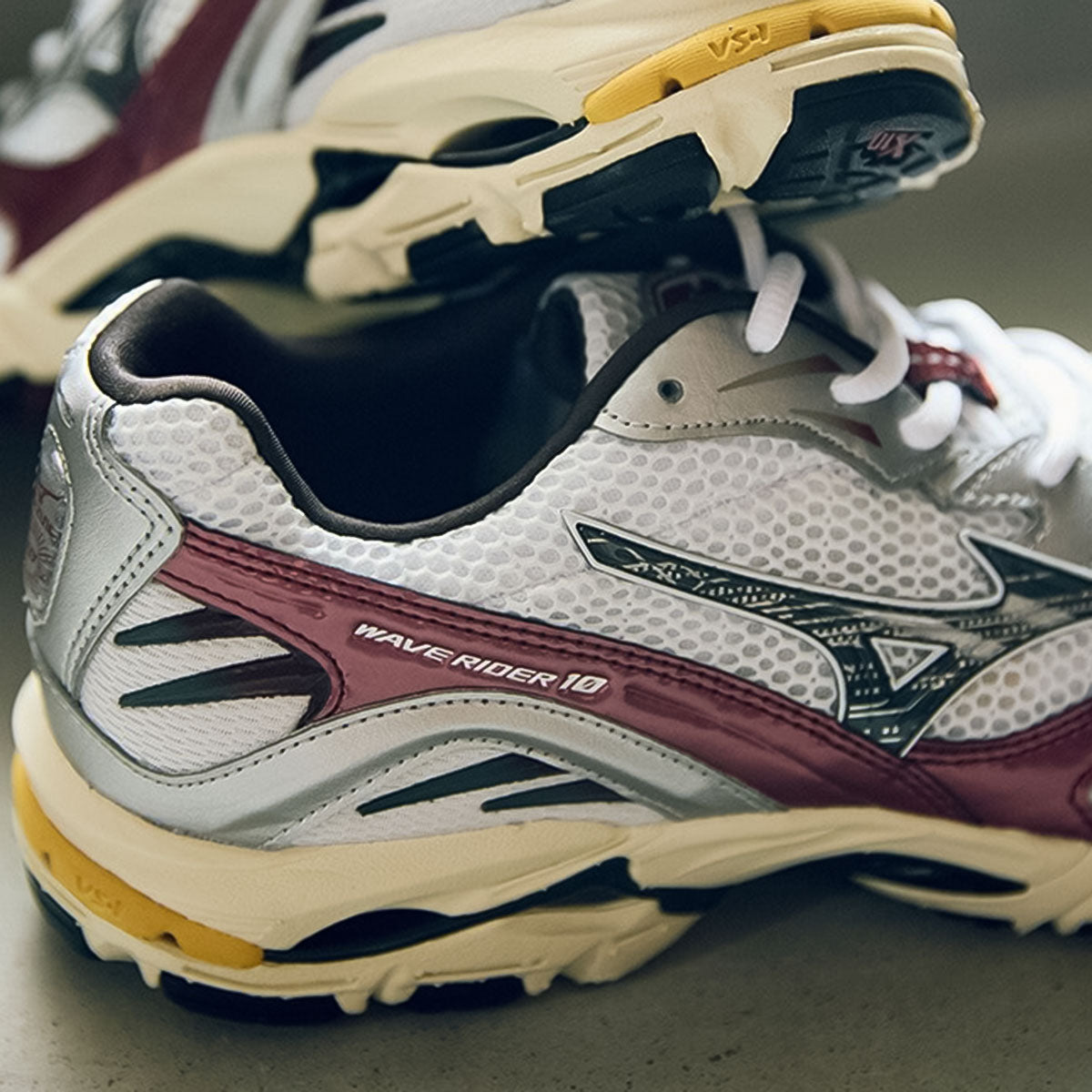 MIZUNO - UNISEX WAVE RIDER 10 WHITE/BLACK/WINE RED【D1GA243114】