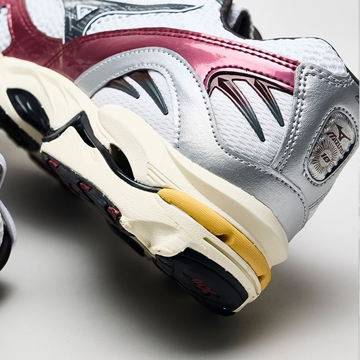 MIZUNO - UNISEX WAVE RIDER 10 WHITE/BLACK/WINE RED【D1GA243114】