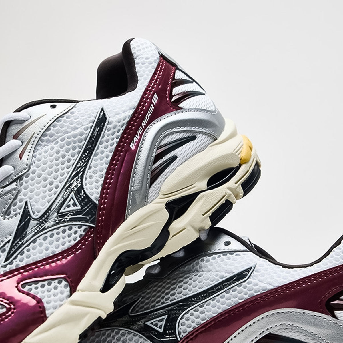 MIZUNO - UNISEX WAVE RIDER 10 WHITE/BLACK/WINE RED【D1GA243114】