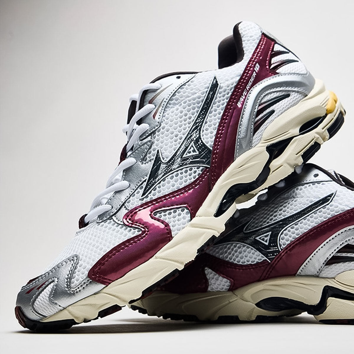 MIZUNO - UNISEX WAVE RIDER 10 WHITE/BLACK/WINE RED【D1GA243114】