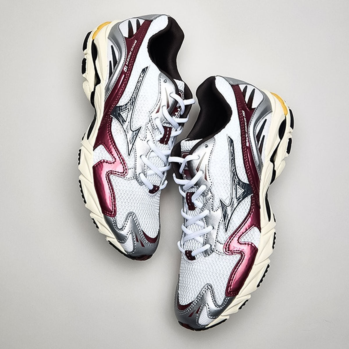 MIZUNO - UNISEX WAVE RIDER 10 WHITE/BLACK/WINE RED【D1GA243114】