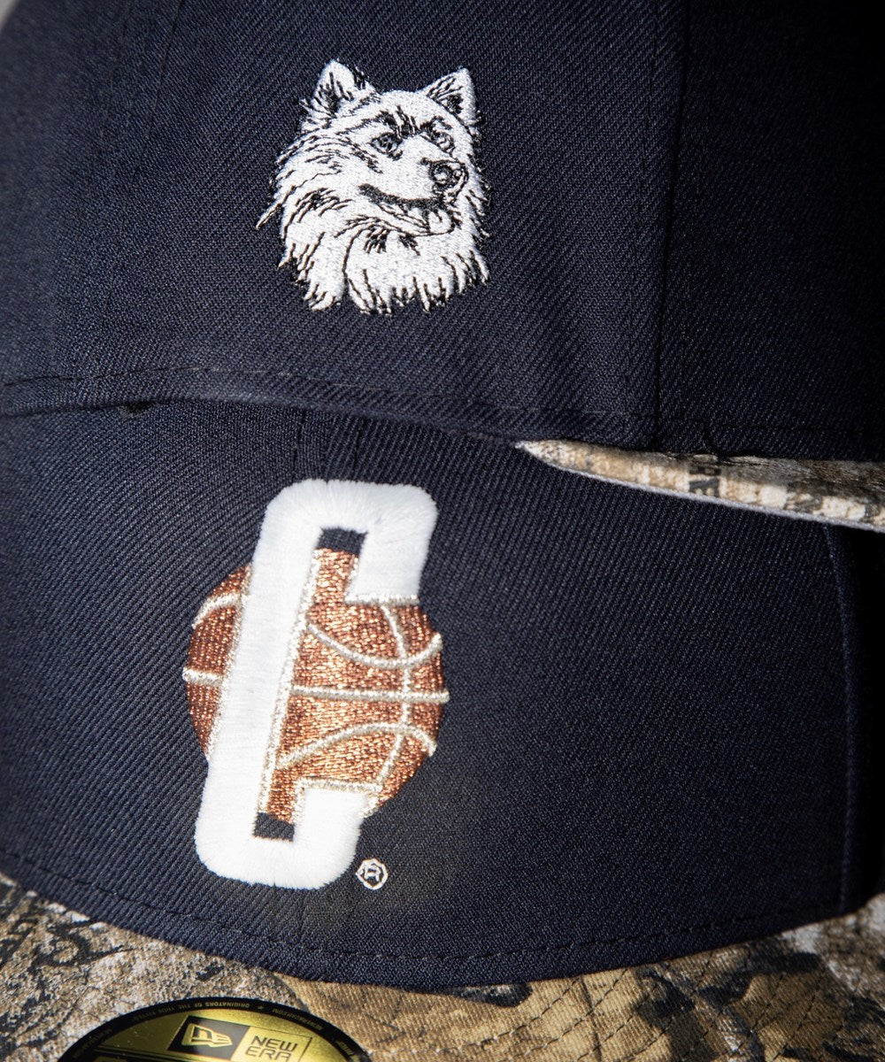 NEW ERA - UConn Huskies Jonathan the Husky 59FIFTY Navy/Real Tree Camo