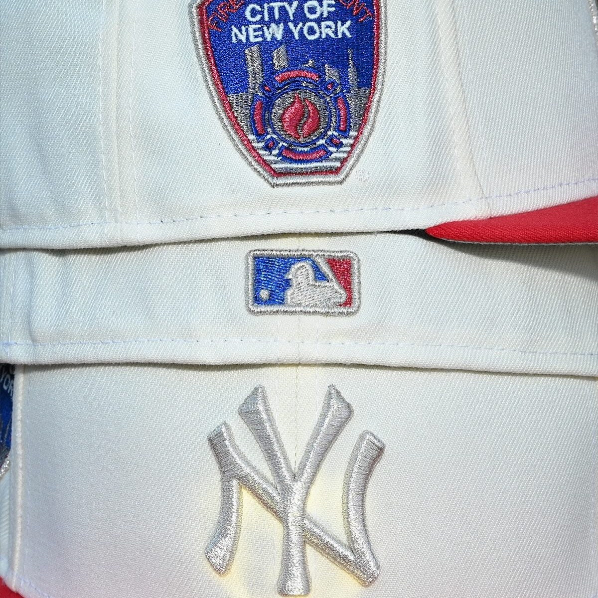NEW ERA - New York Yankees CO 59FIFTY FDNY Chrome White/Scarlet
