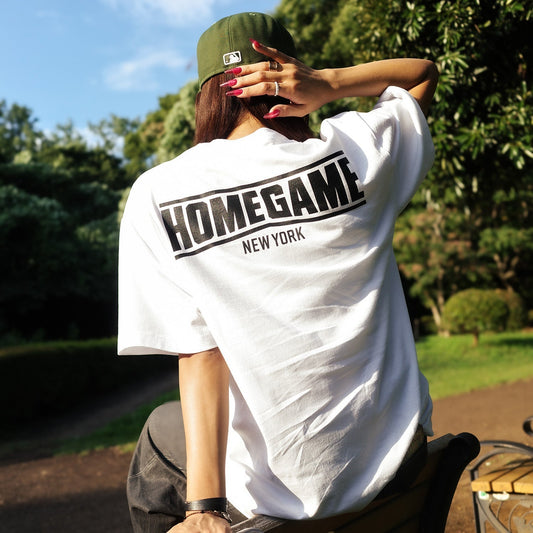シンプルで映える、HOMEGAMEのCITYロゴTシャツ。