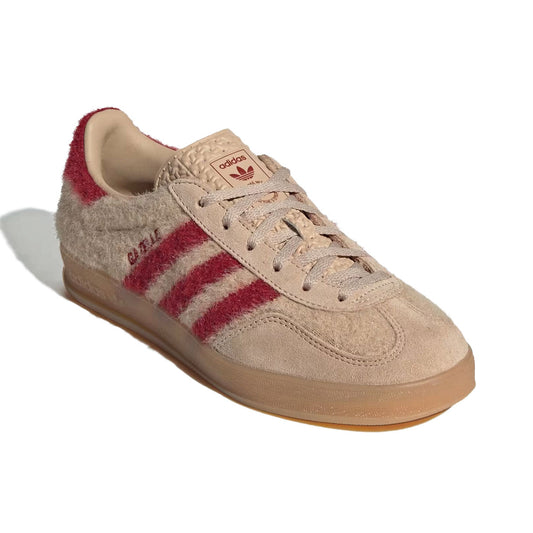 adidas - GAZELLE INDOOR W Magic Beige/Team Victory Red/Gum【JP8341】