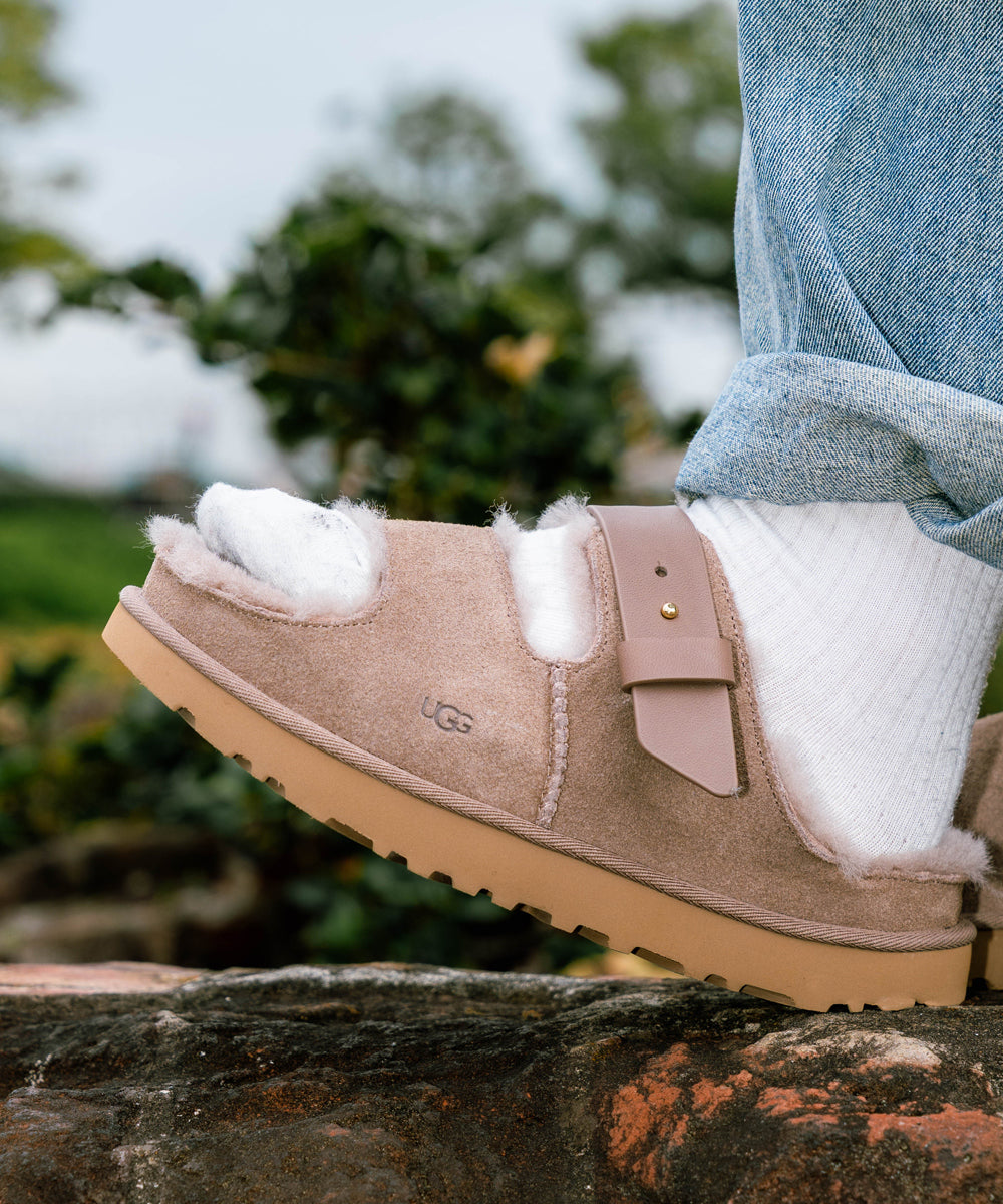 UGG - WMNS GREENPORT STRAP SLIDE Caribou【1167611-CRBO