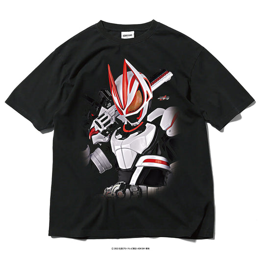 【受注販売：7月中旬頃より順次発送】仮面ライダー x HOMEGAME 仮面ライダーギーツ TEE【HG260144】