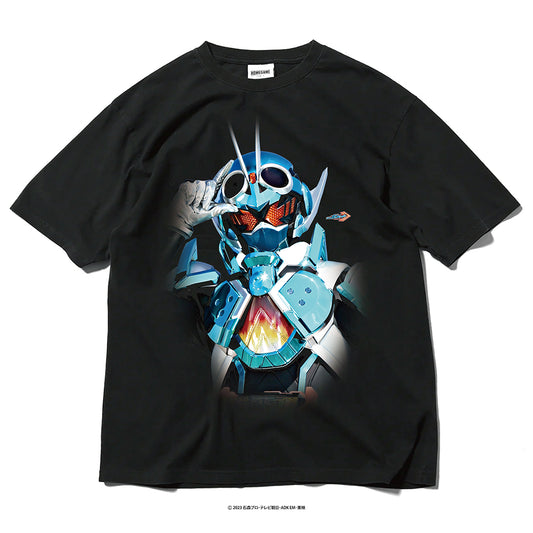【受注販売：7月中旬頃より順次発送】仮面ライダー x HOMEGAME 仮面ライダーガッチャード TEE【HG260145】