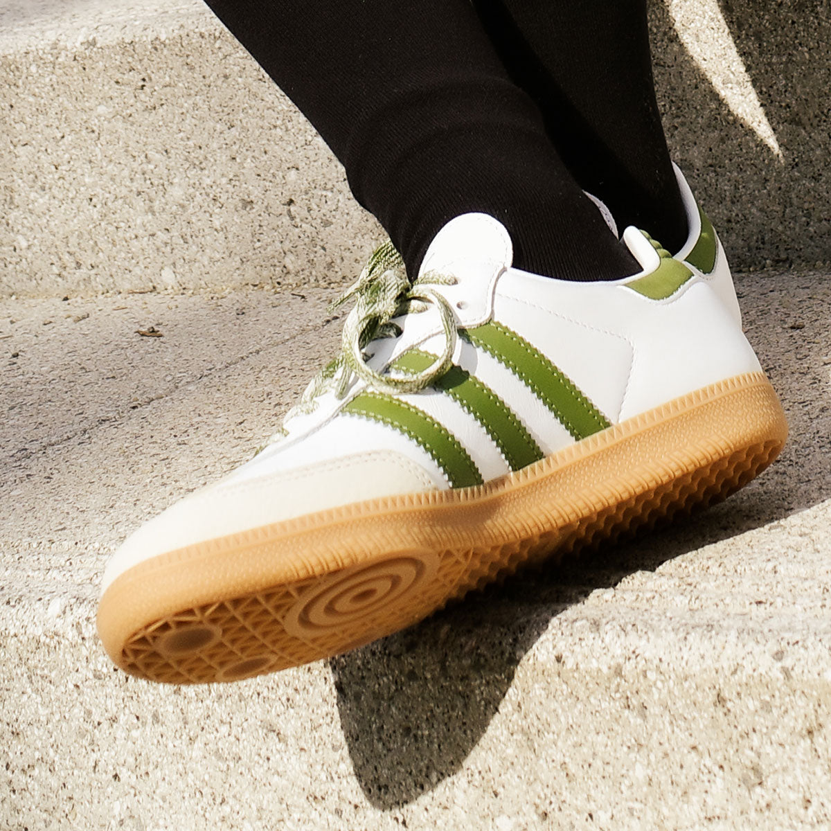 【予約商品】adidas - SAMBA OG WMNS Foot Wear White/Tech Olive/Gum 【JS1352】