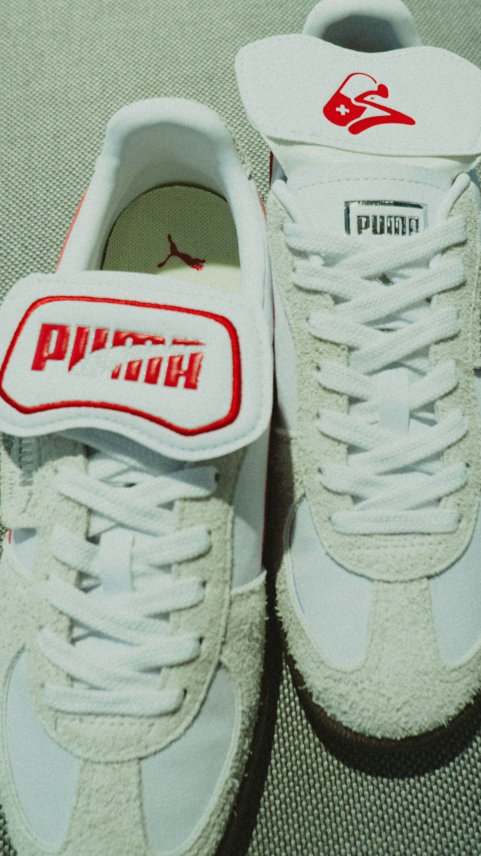 【先行予約 : 2025年2月8日(土)以降より順次発送】PUMA - PALERMO PREMIUM DR.SWAG 01PUMA WHITE/RED【403442-01】