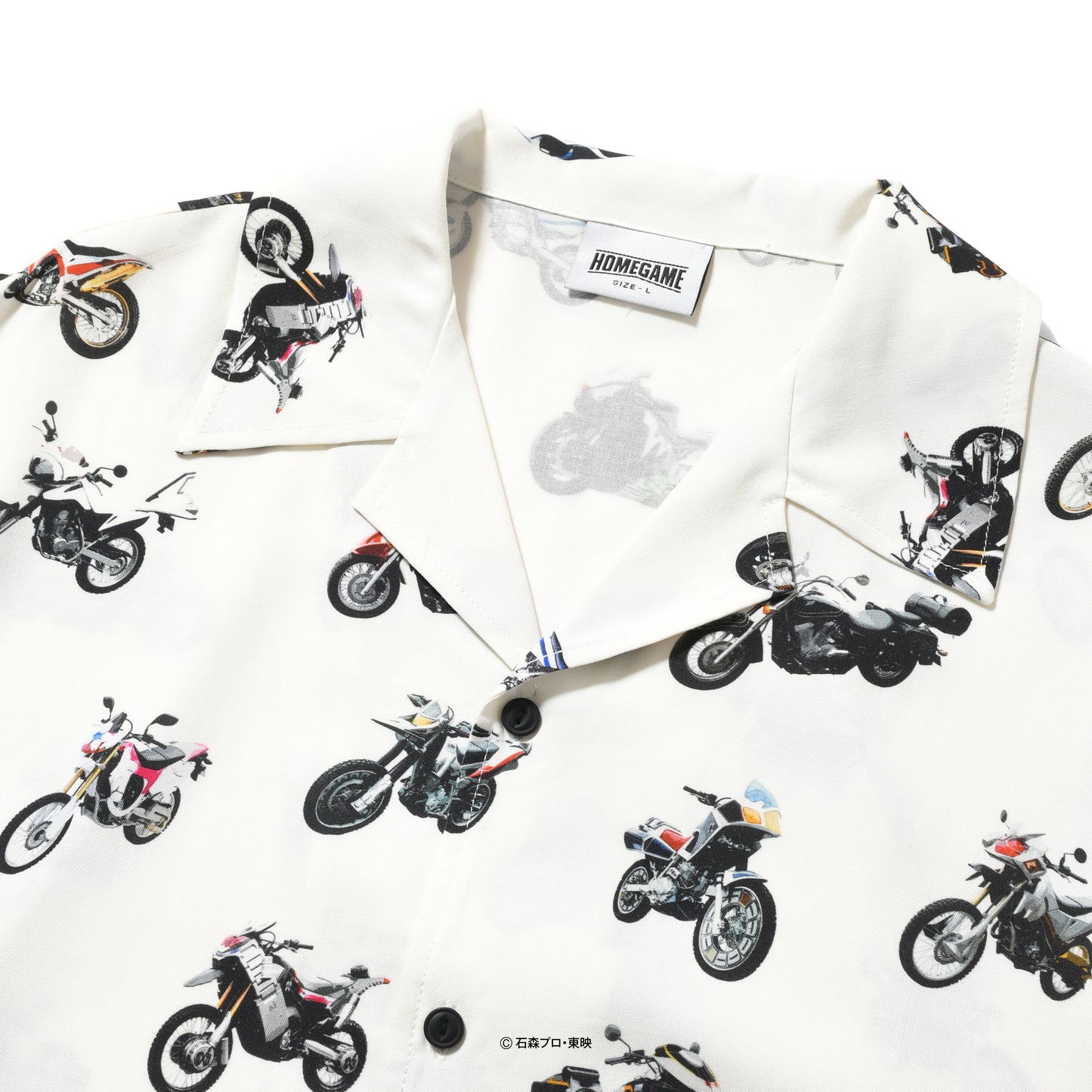 【受注販売：8月下旬頃より順次発送】HG260206 仮面ライダー x HOMEGAME OPEN COLLAR SHIRT - 平成ライダー