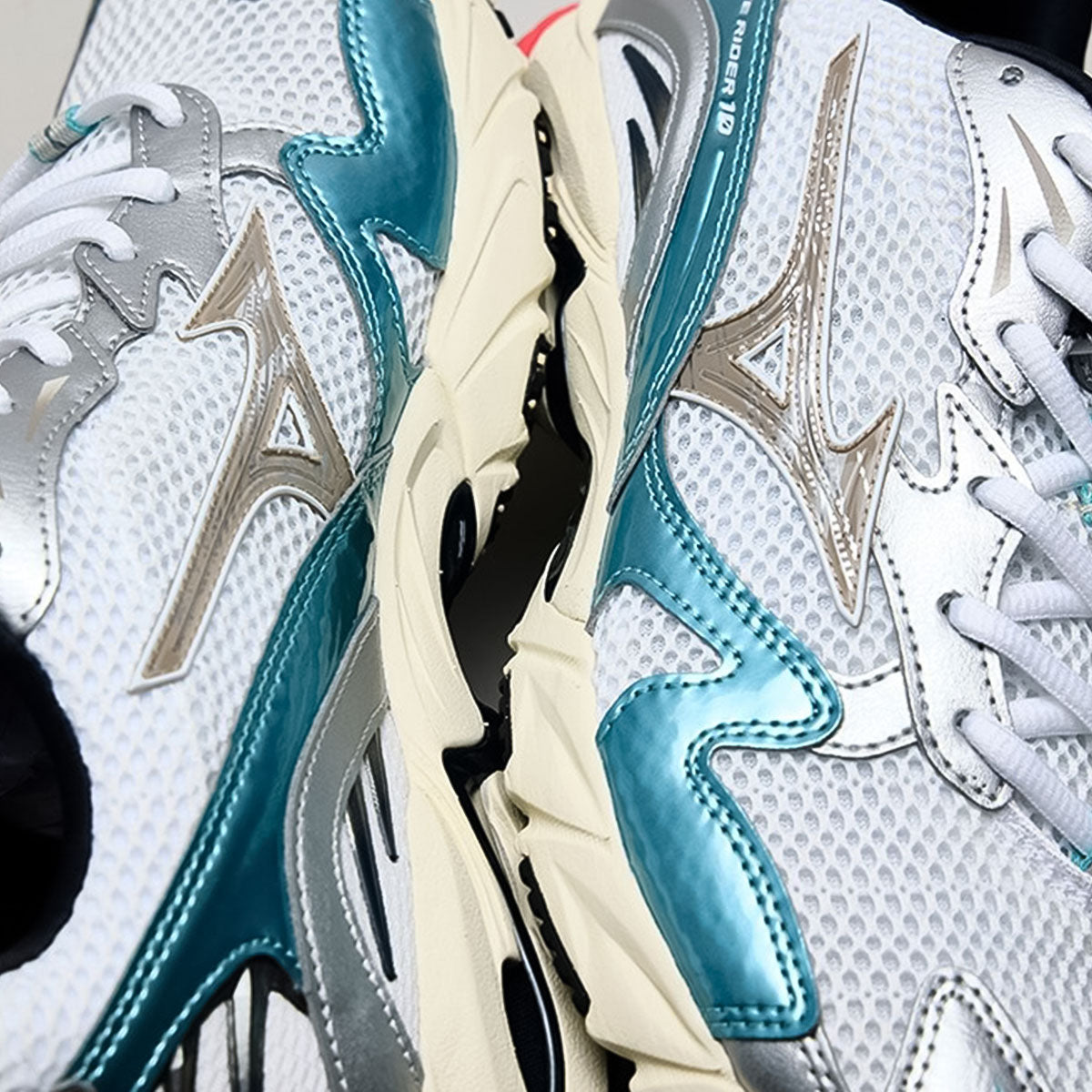 MIZUNO - UNISEX WAVE RIDER 10 WHITE/BEIGE/SKY BLUE 【D1GA243115】