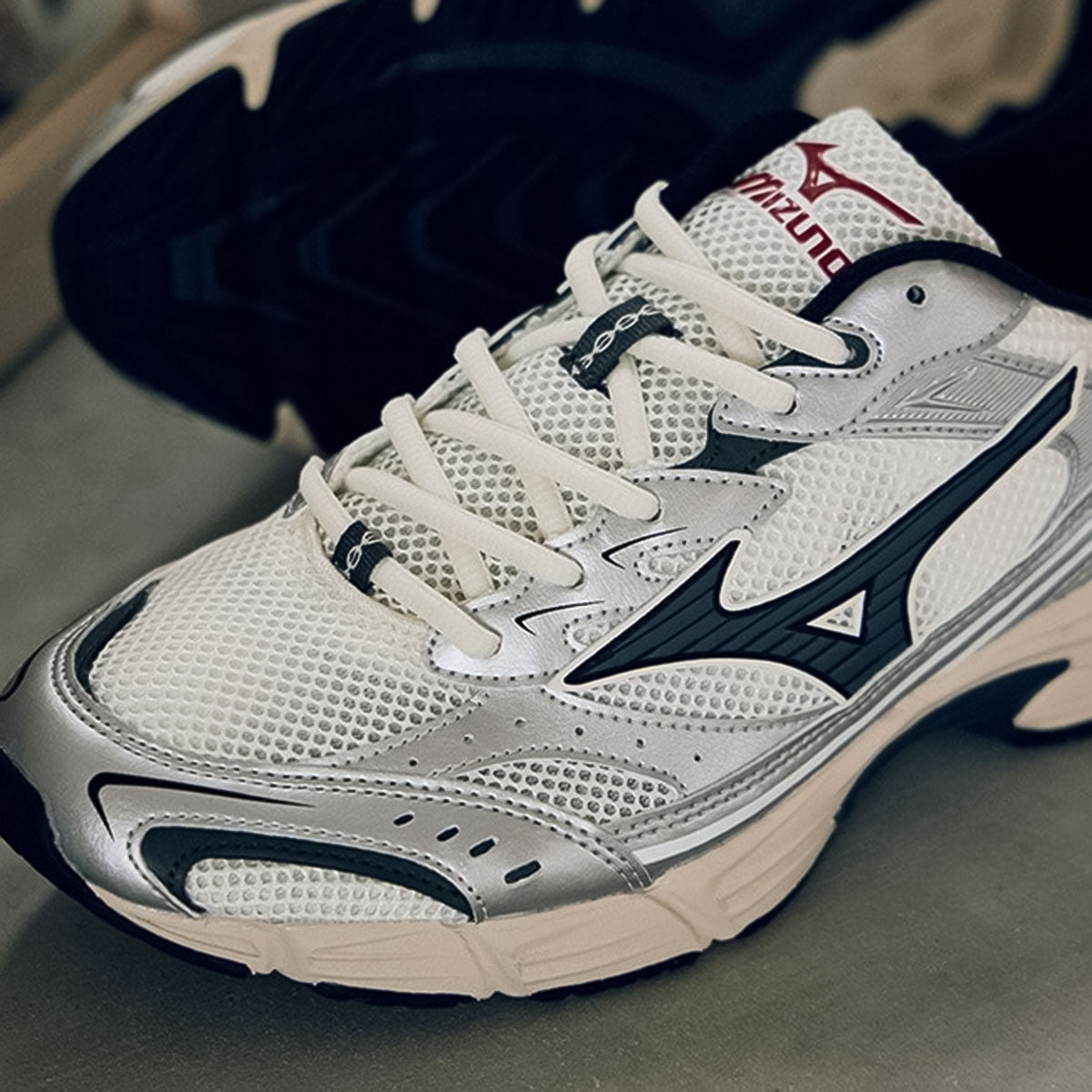 MIZUNO - UNISEX MXR WHITE/BLACKI/SILVER【D1GA245101】