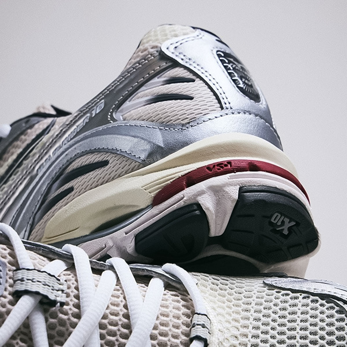 MIZUNO - UNISEX WAVE RIDER 10 WHITE/BLACK/WINE RED【D1GA243114】