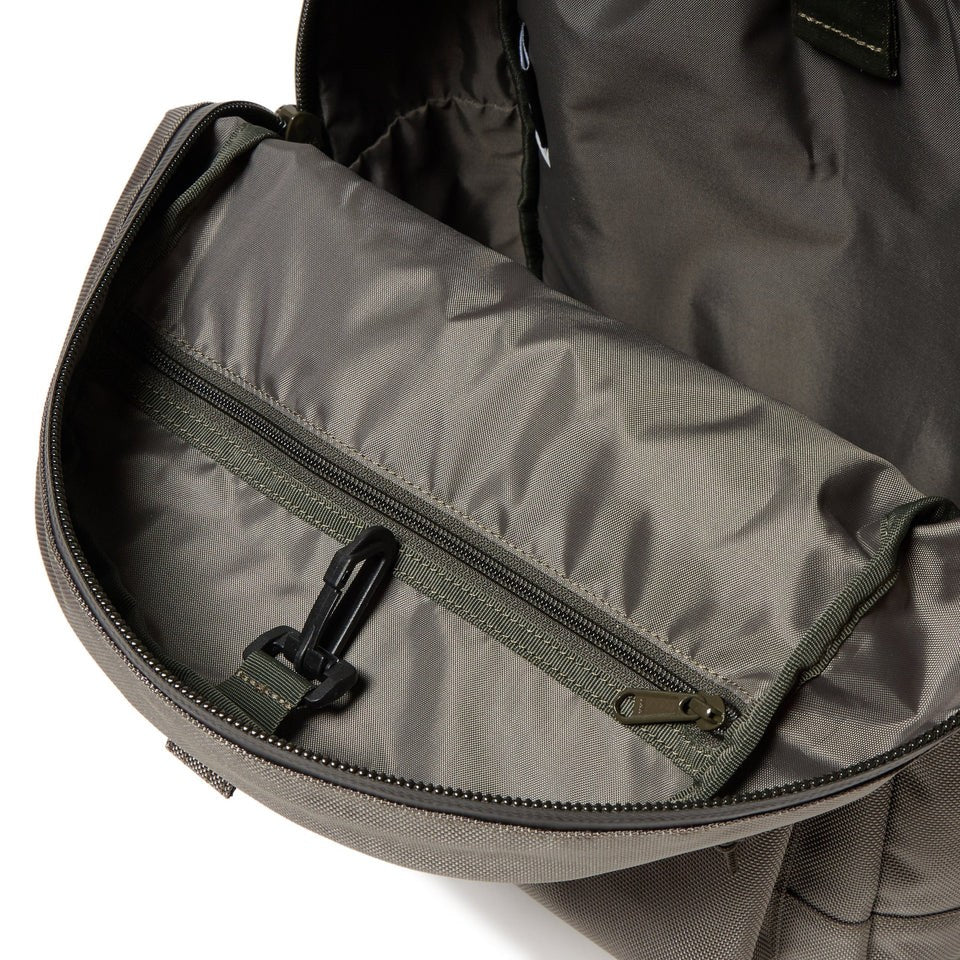 NEW ERA - LIGHT PACK 27L OLIVE 【14655354】