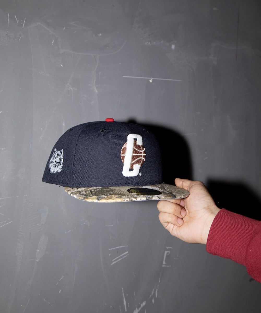 NEW ERA - UConn Huskies Jonathan the Husky 59FIFTY Navy/Real Tree